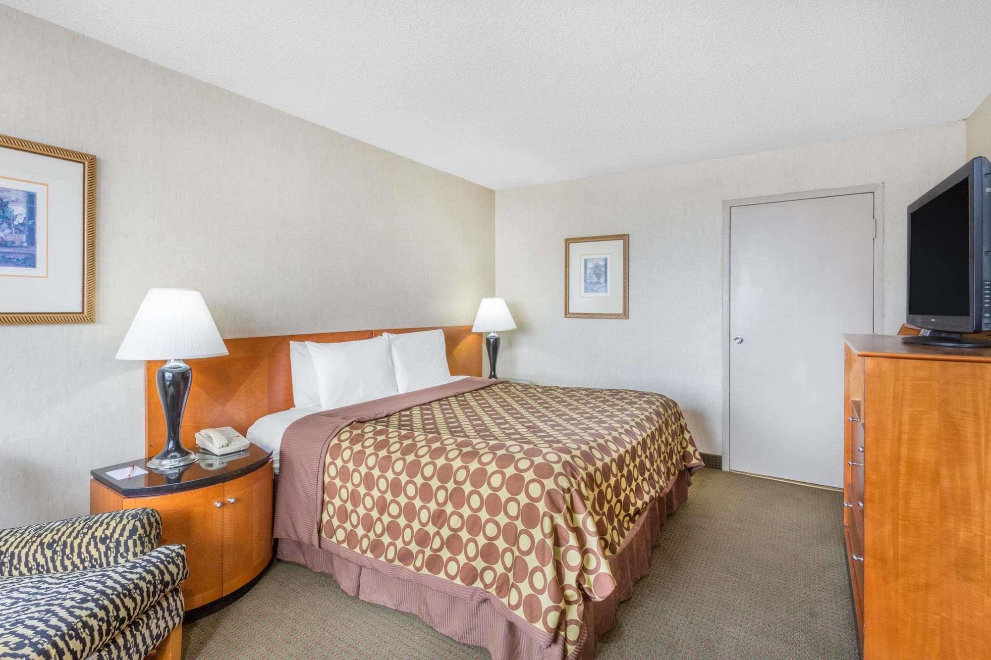 Ramada By Wyndham Harrisonburg Motel Exterior photo